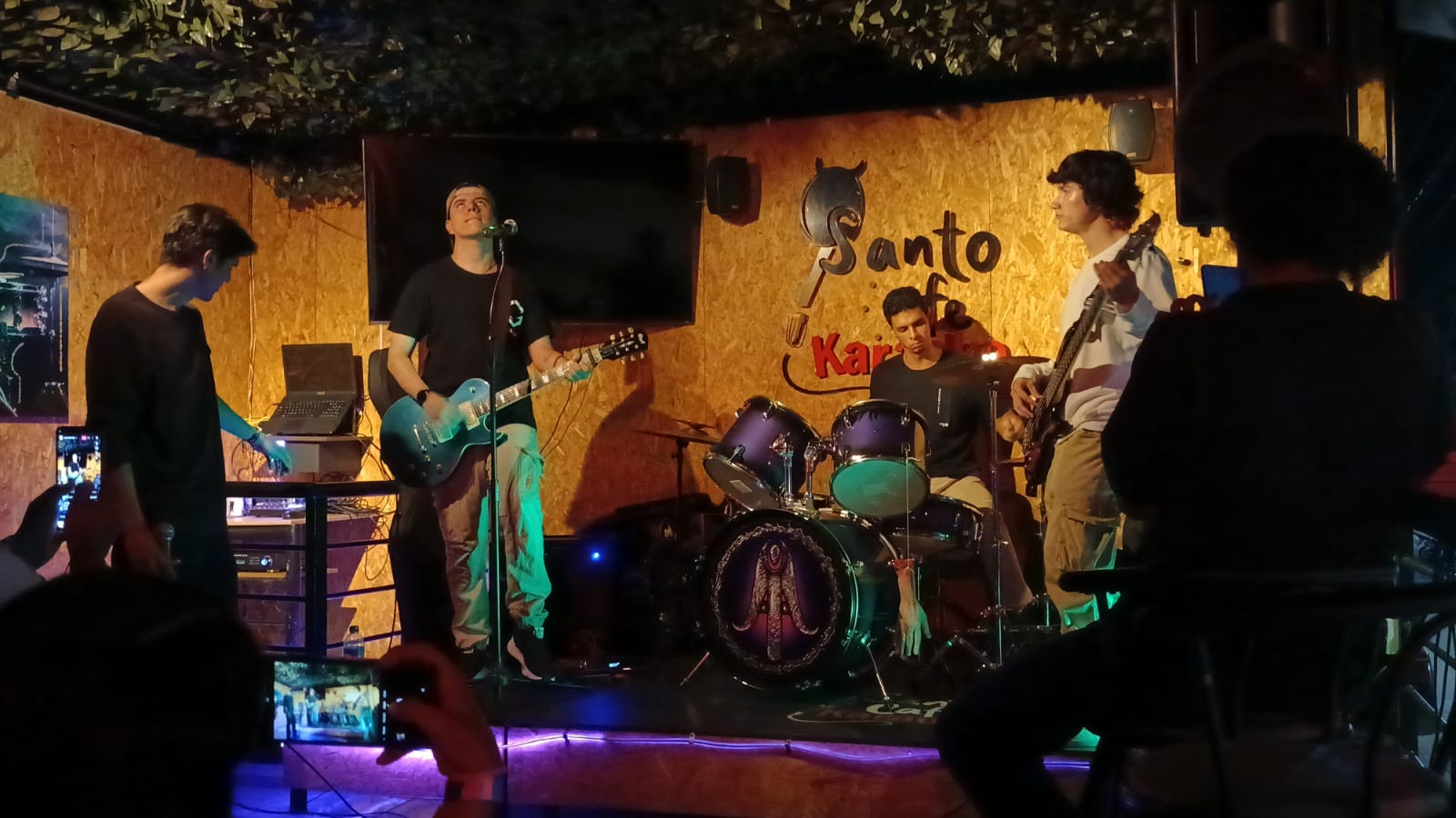 Cinderwood en Santo Café Bar Buga